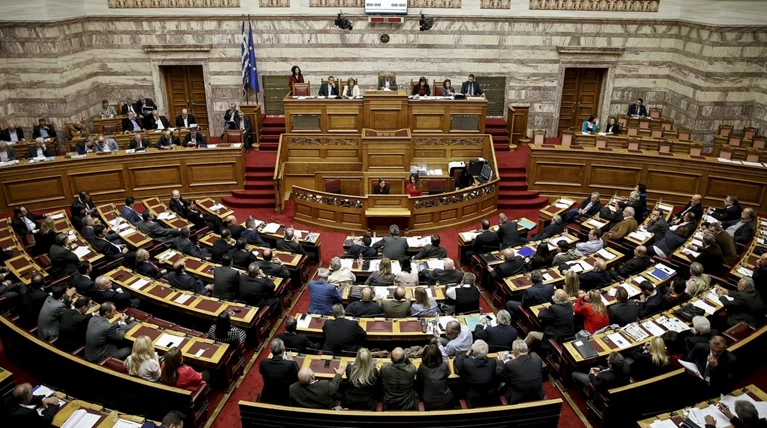 Βουλευτής κολύμπησε στη Βούλα και λέει ότι δεν είδε κηλίδα!