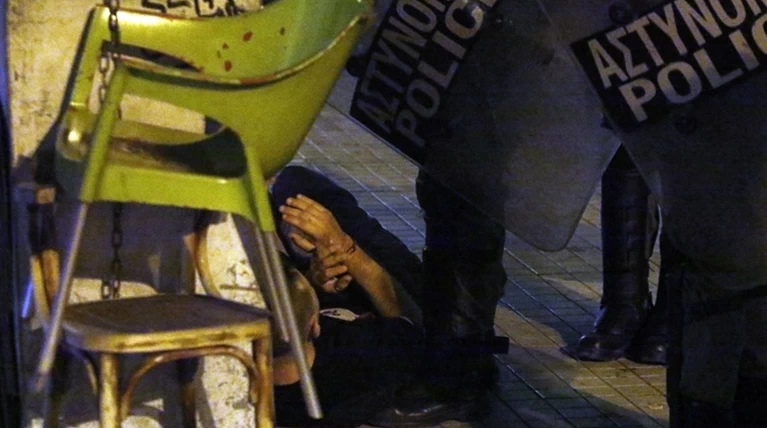 Η απάντηση της ΕΛ.ΑΣ. για τις χειροπέδες στον 16χρονο