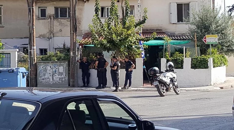 Πάτρα: Ταμπουρωμένος άνδρας απειλεί να αυτοκτονήσει (Φωτογραφίες)