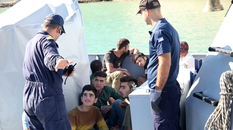 Αιχμές βουλευτών του ΣΥΡΙΖΑ κατά Μουζάλα για τους πρόσφυγες