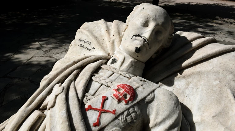 Γέμισαν ναζιστικά σύμβολα τον τάφο του Αλέξανδρου Υψηλάντη (Εικόνες)