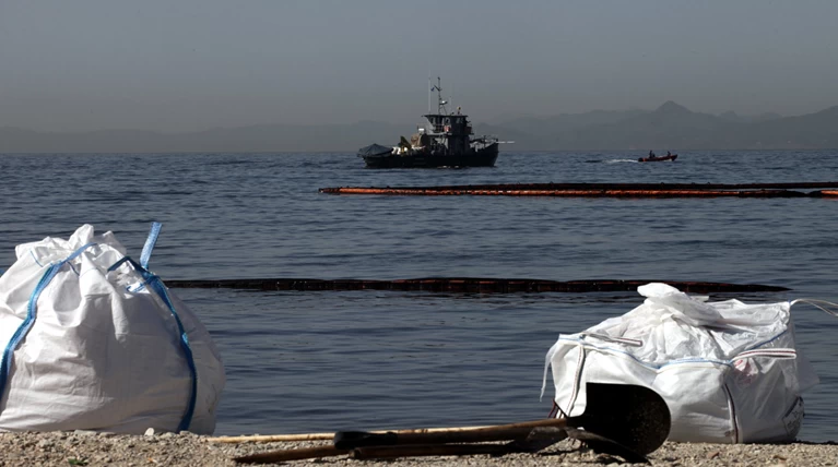 Πετρελαιοκηλίδα: Σε ποιες παραλίες δεν πρέπει να κολυμπήσετε
