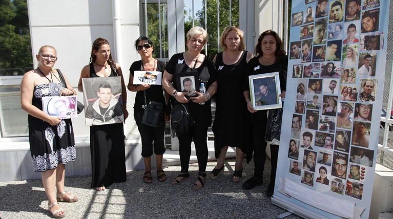 Μαυροφορεμένες μάνες φώναξαν «όχι άλλο αίμα στους δρόμους» φωτό