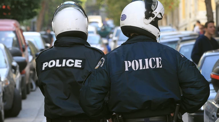 Εριξαν τζαμαρία, πήραν μετρητά, εμπορεύματα & δεν τους είδε κανείς