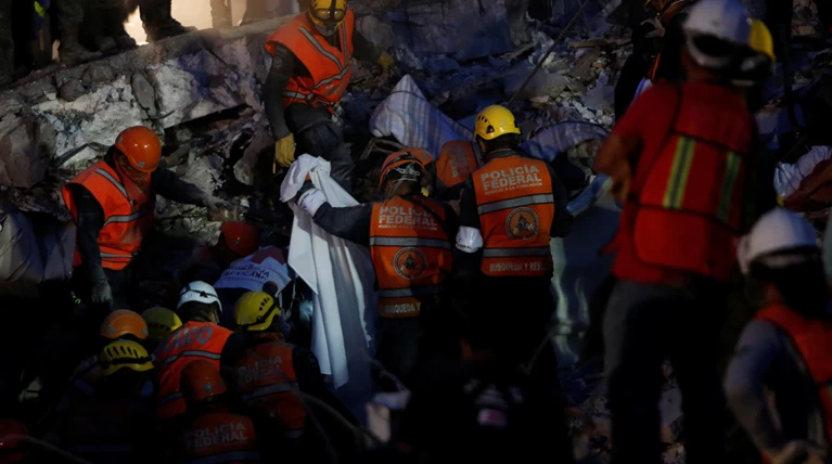 Μεξικό: Μάχη για να σωθεί κοριτσάκι παγιδευμένο στα ερείπια του σχολείου