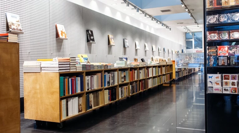 Bazaar βιβλίου στην Πλάκα από το Μορφωτικό Ίδρυμα Εθνικής Τράπεζας