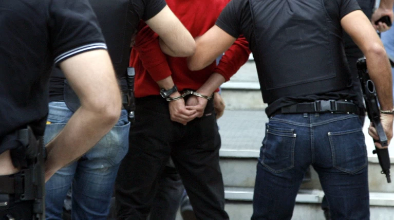 Συλλήψεις δύο αστυνομικών για ληστεία σε βάρος αλλοδαπού