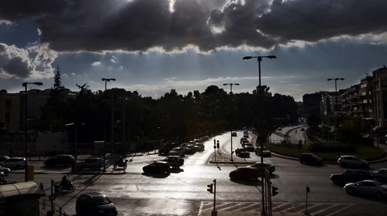 Φθινοπωρινός ο καιρός με βροχές και πτώση της θερμοκρασίας