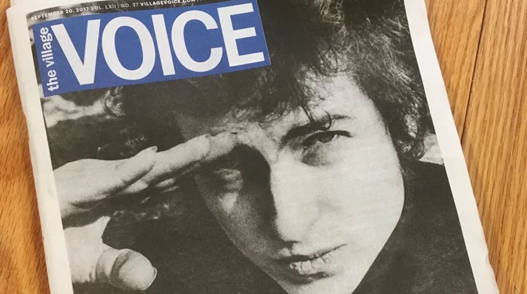 Τίτλοι τέλους για την Village Voice με τον Ντίλαν στο εξώφυλλο
