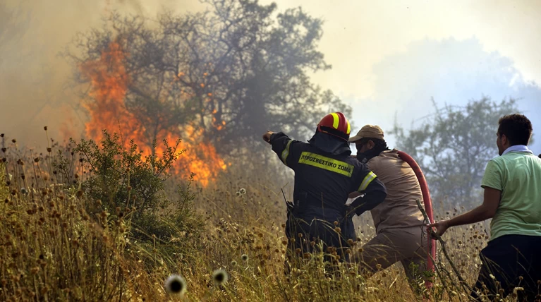 Σε εξέλιξη φωτιά με δύο μέτωπα στο Ηράκλειο