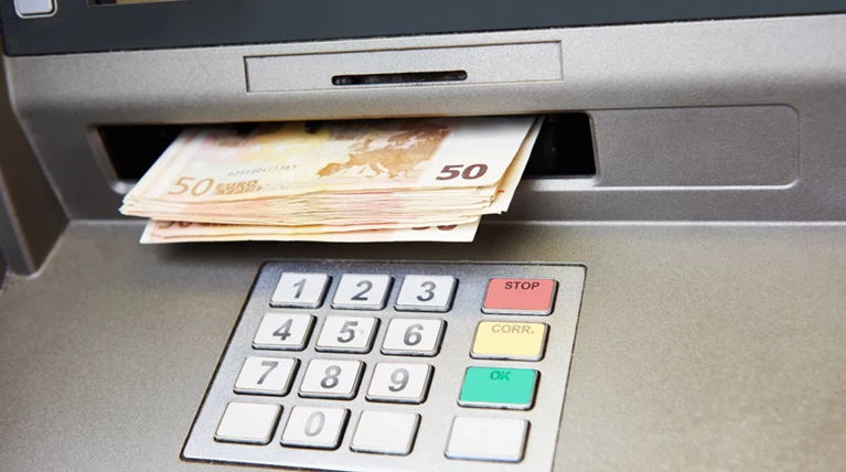 Βρήκε 300 ευρώ «μαγκωμένα» σε ATM και δεν τα πήρε