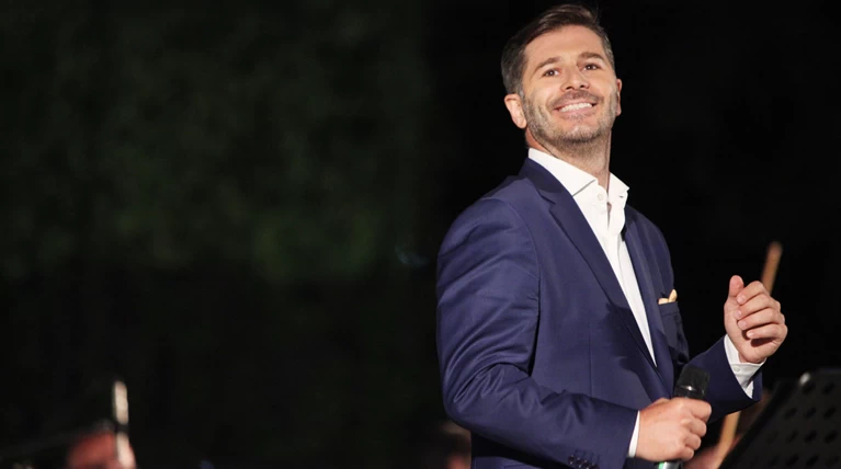 Μπουρδούμης: Βραδινή έξοδος με όμορφη συντροφιά ανήμερα του γάμου του
