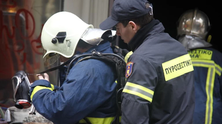 Εκτακτο: Μεγάλη φωτιά σε φανοποιείο στη Νίκαια