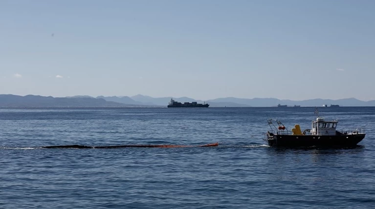 Ρύπανση Σαρωνικού: Έχουν απαντληθεί 557 κυβικά μέτρα μαζούτ