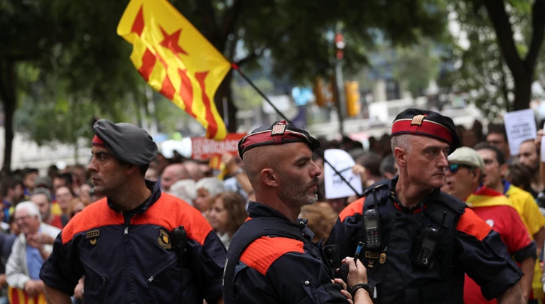 DW: Σε ποιον υπακούει η καταλανική αστυνομία;
