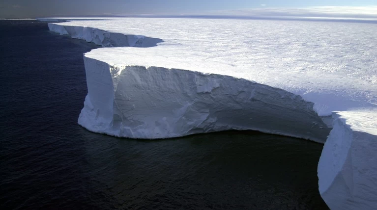 Παγόβουνο από την Ανταρκτική πλέει προς τον Ατλαντικό