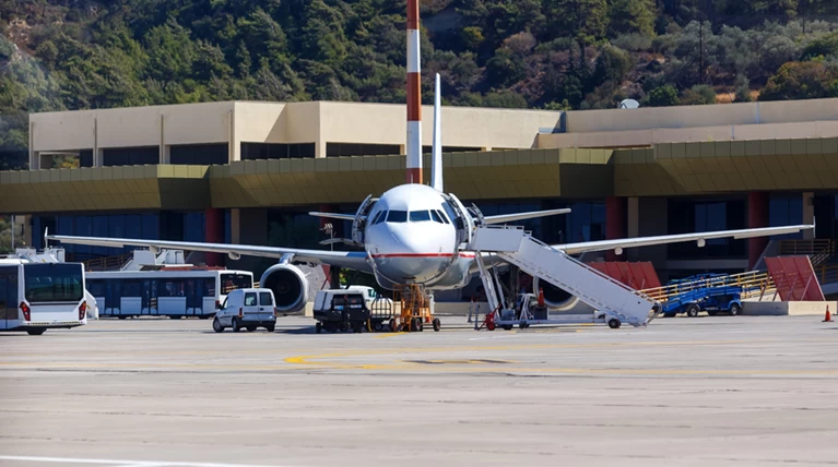 Εκλεισε προσωρινά το αεροδρόμιο της Ρόδου - Ρωγμή σε διάδρομο προσγείωσης