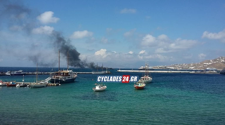 Φωτιά σε σκάφος στο λιμάνι της Μυκόνου