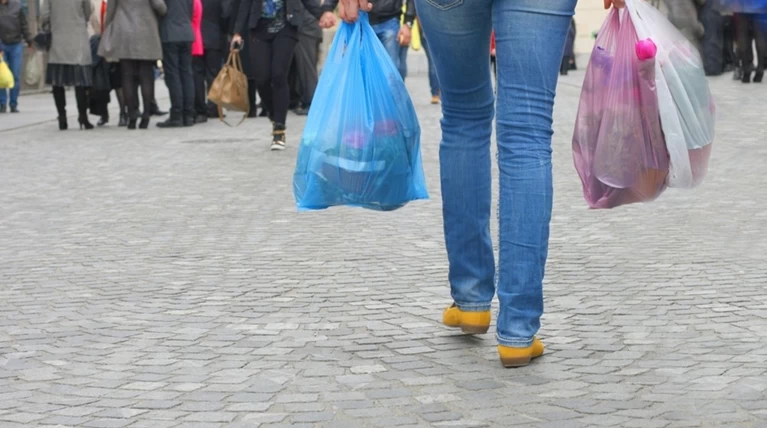 «Χαράτσι» στις πλαστικές σακούλες και με τη βούλα του ΦΕΚ