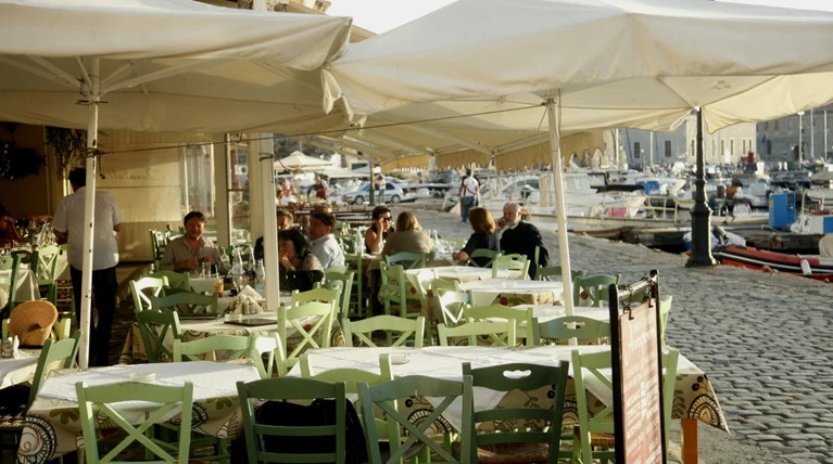 Πήγαν σαν πελάτες έκοψαν κίνηση και έβαλαν λουκέτο σε γνωστό τσιπουράδικο
