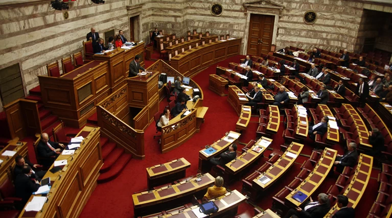 «Αψιμαχίες» στη Βουλή για το προσχέδιο του προϋπολογισμού