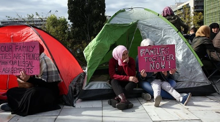 Πρόσφυγες, απεργοί πείνας κατασκήνωσαν στην πλατεία Συντάγματος - Εικόνες