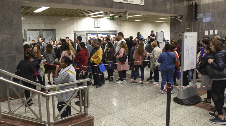 Μπαλάκι μεταξύ αρμοδίων η ευθύνη για τις ουρές της οργής