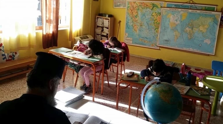 Χωρίς δάσκαλο τα Τζουμέρκα εν έτει 2017:  Στη θέση του ο ιερέας του χωριού