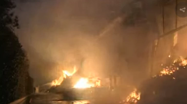 Mεγάλη φωτιά σε εξέλιξη σε αποθήκη χάρτου στο Μενίδι-Ενας τραυματίας