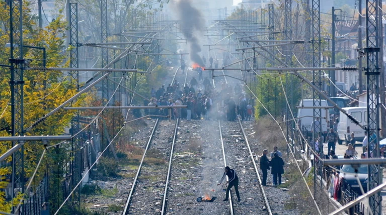 Επεισόδια στη Λάρισα σε αποκλεισμό σιδηροδρομικής γραμμής (ΦΩΤΟ)
