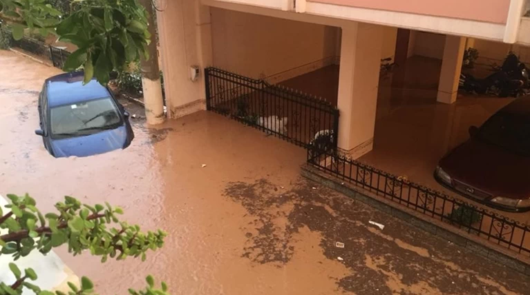 Πλημμύρα με εγκλωβισμένους οδηγούς και κατοίκους σε Νέα Πέραμο & Μάνδρα
