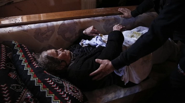 Εικόνες σοκ: Διέσωσαν ηλικιωμένη γυναίκα μέσα από το σπίτι της