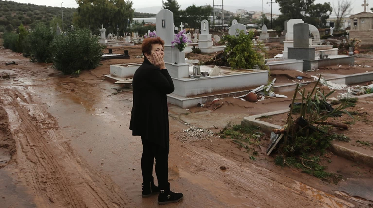 Εικόνες σοκ στο νεκροταφείο της Μάνδρας: Άνοιξαν τα μνήματα [φωτο]