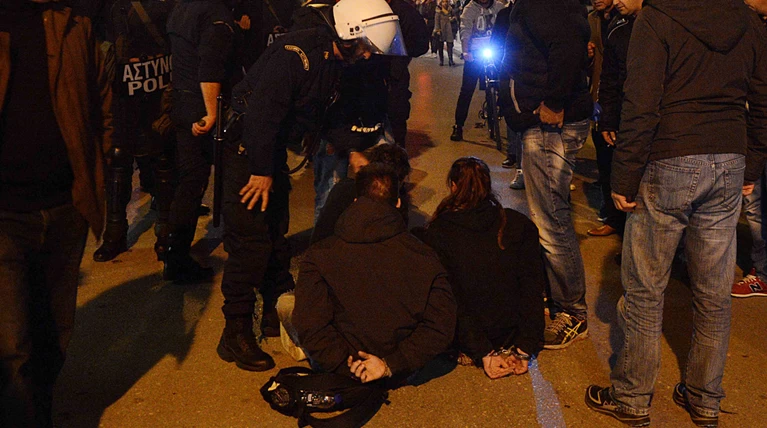 Προσαγωγές στην Πάτρα - Πάνω από 60 μολότοφ έριξαν κουκουλοφόροι