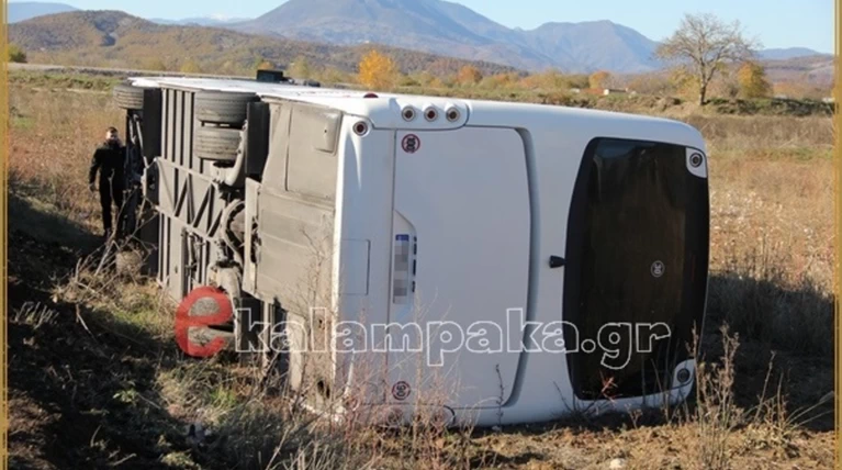 Λεωφορείο με επιβάτες μαθητές και ηλικιωμένους έπεσε σε χωράφι