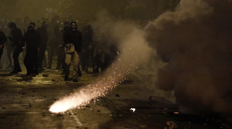 Ελεύθεροι υπό όρους οι 2 συλληφθέντες σε επεισόδια στα Εξάρχεια