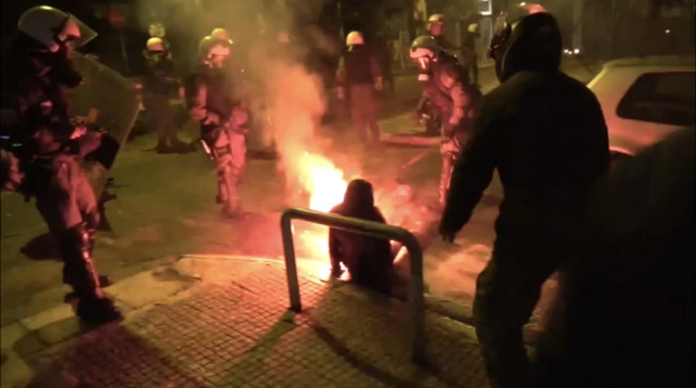 Εκτός αναπνευστήρα η δικηγόρος που τραυματίστηκε από φωτοβολίδα