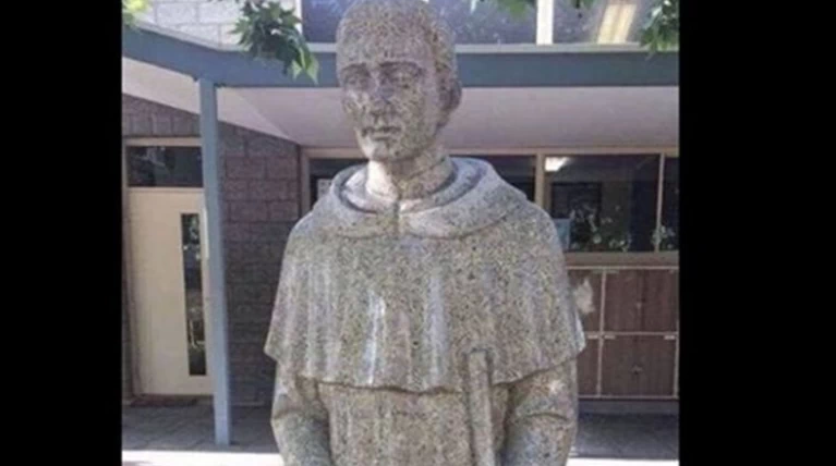 Αγαλμα αγίου διχάζει την Αυστραλία παραπέμποντας σε παιδοφιλία