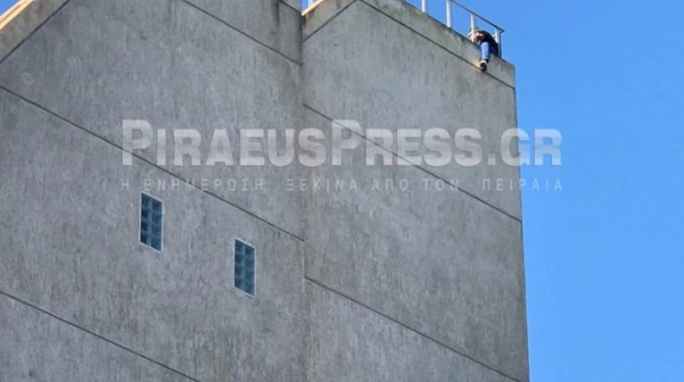 Εκτακτο: Άνδρας απειλεί να πέσει από κτίριο στον Πειραιά