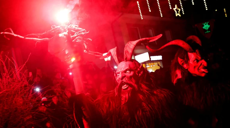 Μια παρέλαση με το διάβολο να διώχνει τα φαντάσματα του χειμώνα