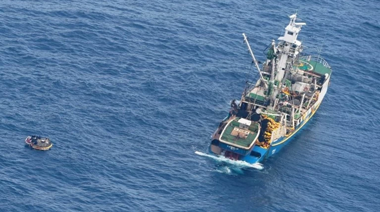 Βρέθηκαν 7 επιζήσαντες στη μέση του Ειρηνικού Ωκεανού