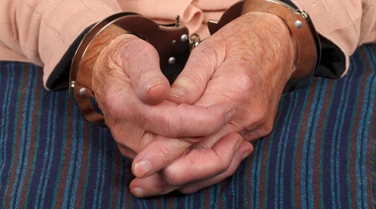 Απίστευτη ιστορία: 69χρονη κρατούσε αιχμάλωτο παππού 91 ετών!