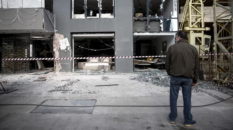Εκρηξη σε κατάστημα στο Μαρούσι: Η ΕΛΑΣ «βλέπει» συμβόλαιο εκφοβισμού