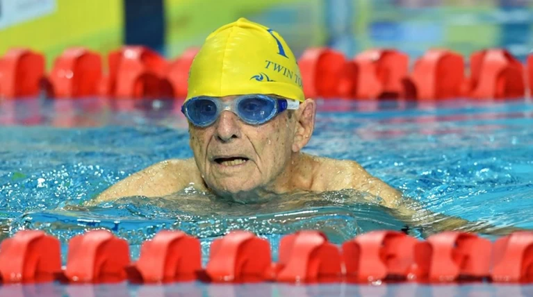 Παγκόσμιο ρεκόρ στην κολύμβηση από έναν ...99χρονο