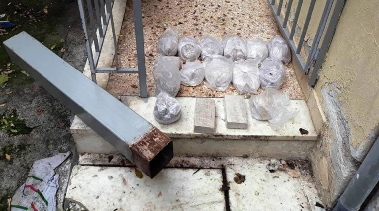 Χειροπέδες σε σπείρα διακίνησης κάνναβης και ηρωίνης