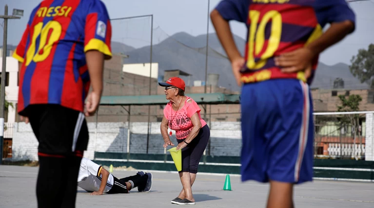 Περού: H γηραιότερη προπονήτρια ποδοσφαίρου στον κόσμο