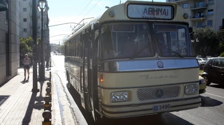 Ένα λεωφορείο του '60 γεμάτο διηγήσεις από την αθηναϊκή Μπελ Επόκ