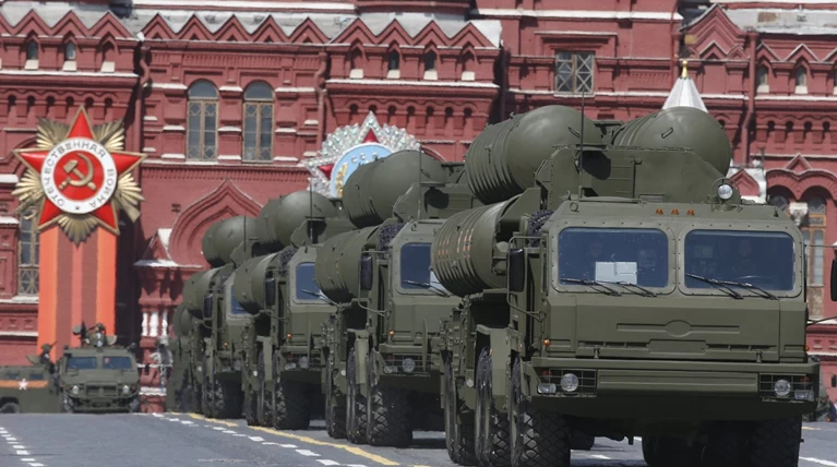 Σύμβουλος του Πούτιν: "Πράσινο φως" για πώληση πυραύλων S-400