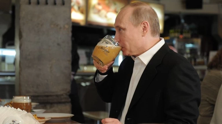 "Το τσούζει" ο Πούτιν - Η αποκάλυψή του για μπύρα και Μέρκελ