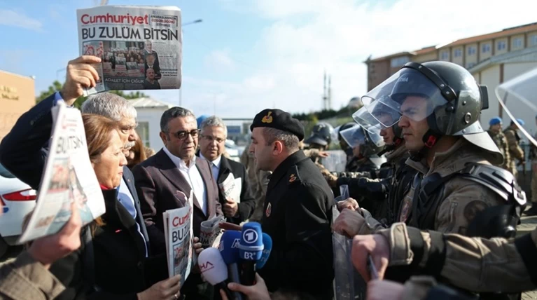 Δίκη Cumhuriyet: Ποινές από 7,5 έως 15 χρόνια για τους 13 της εφημερίδας